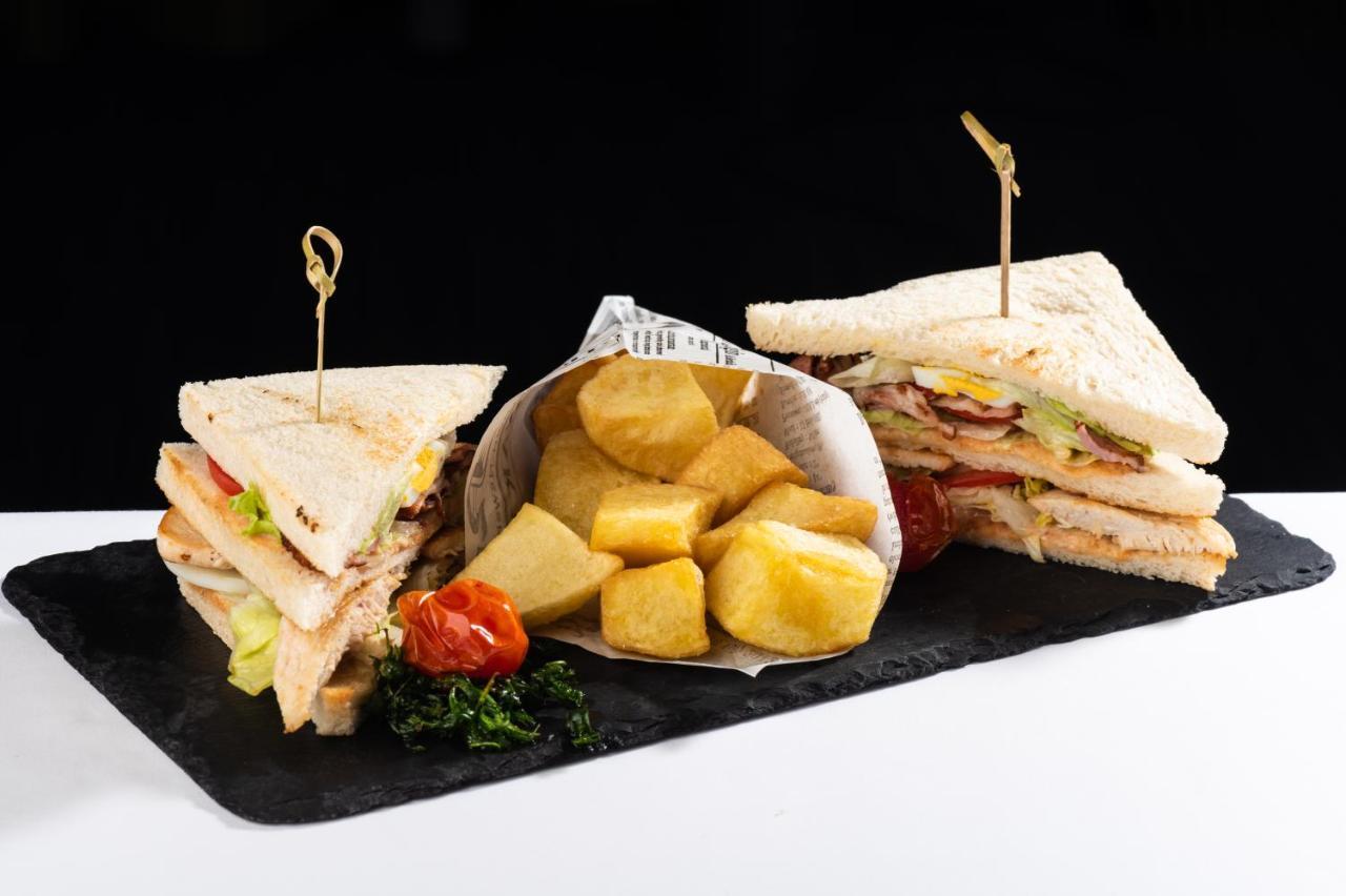 City Hotel Lubiana Esterno foto Sandwiches with chips