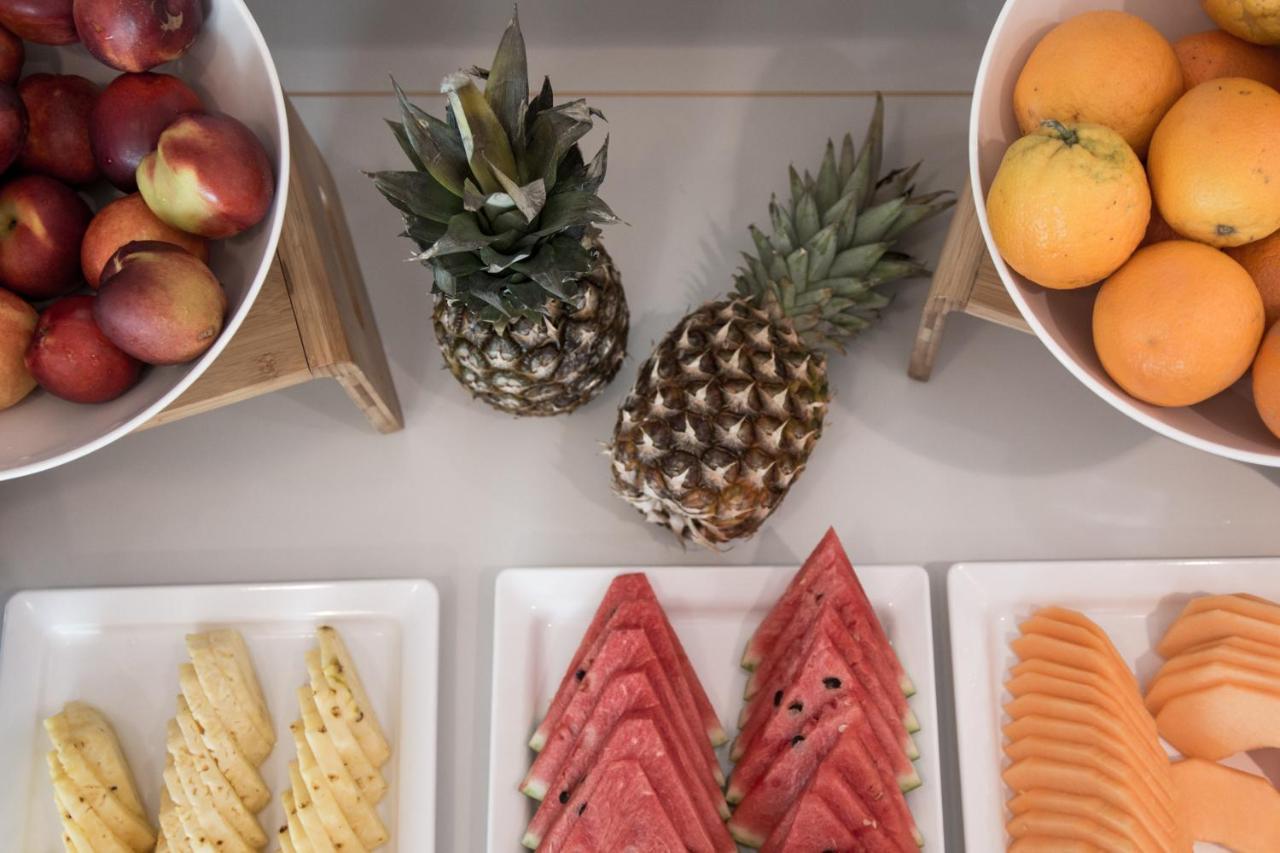 City Hotel Lubiana Esterno foto Fruits and cheese