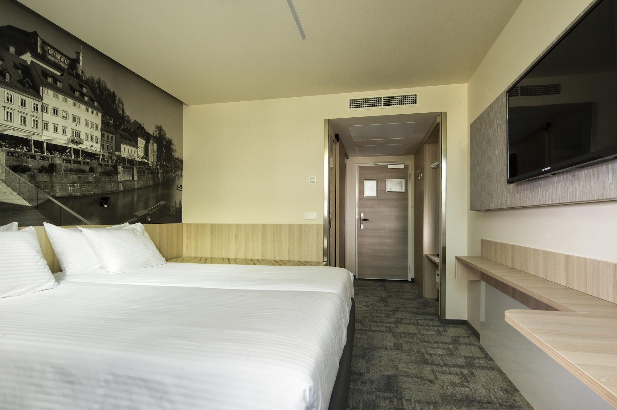 City Hotel Lubiana Esterno foto Room of the hotel