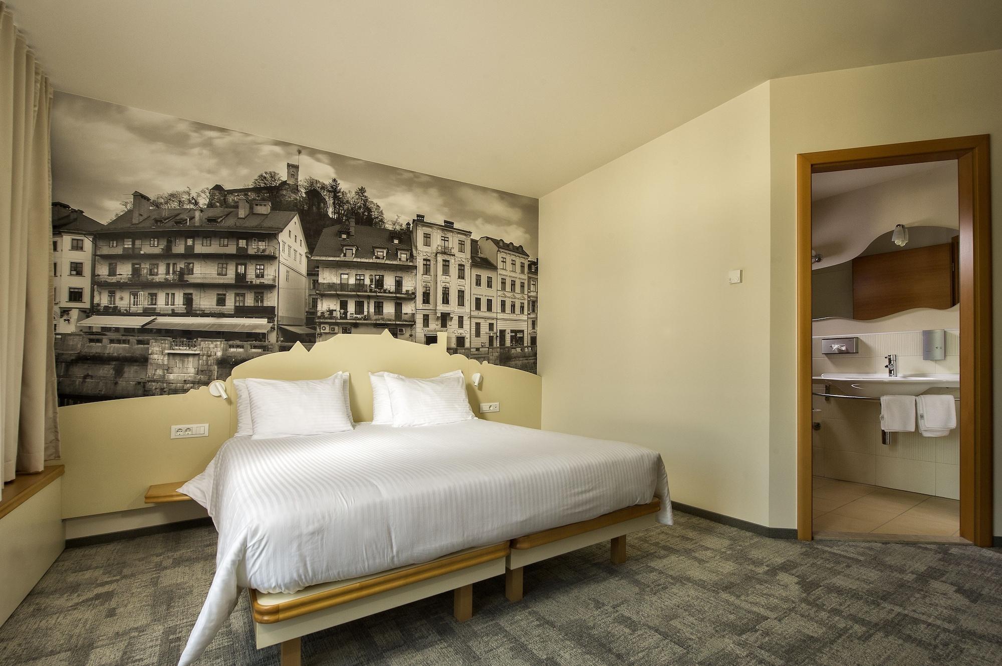 City Hotel Lubiana Esterno foto Room in the hotel
