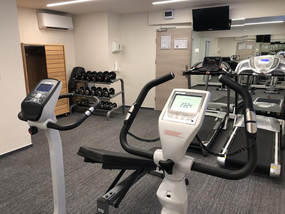 City Hotel Lubiana Esterno foto Exercise bikes in a gym
