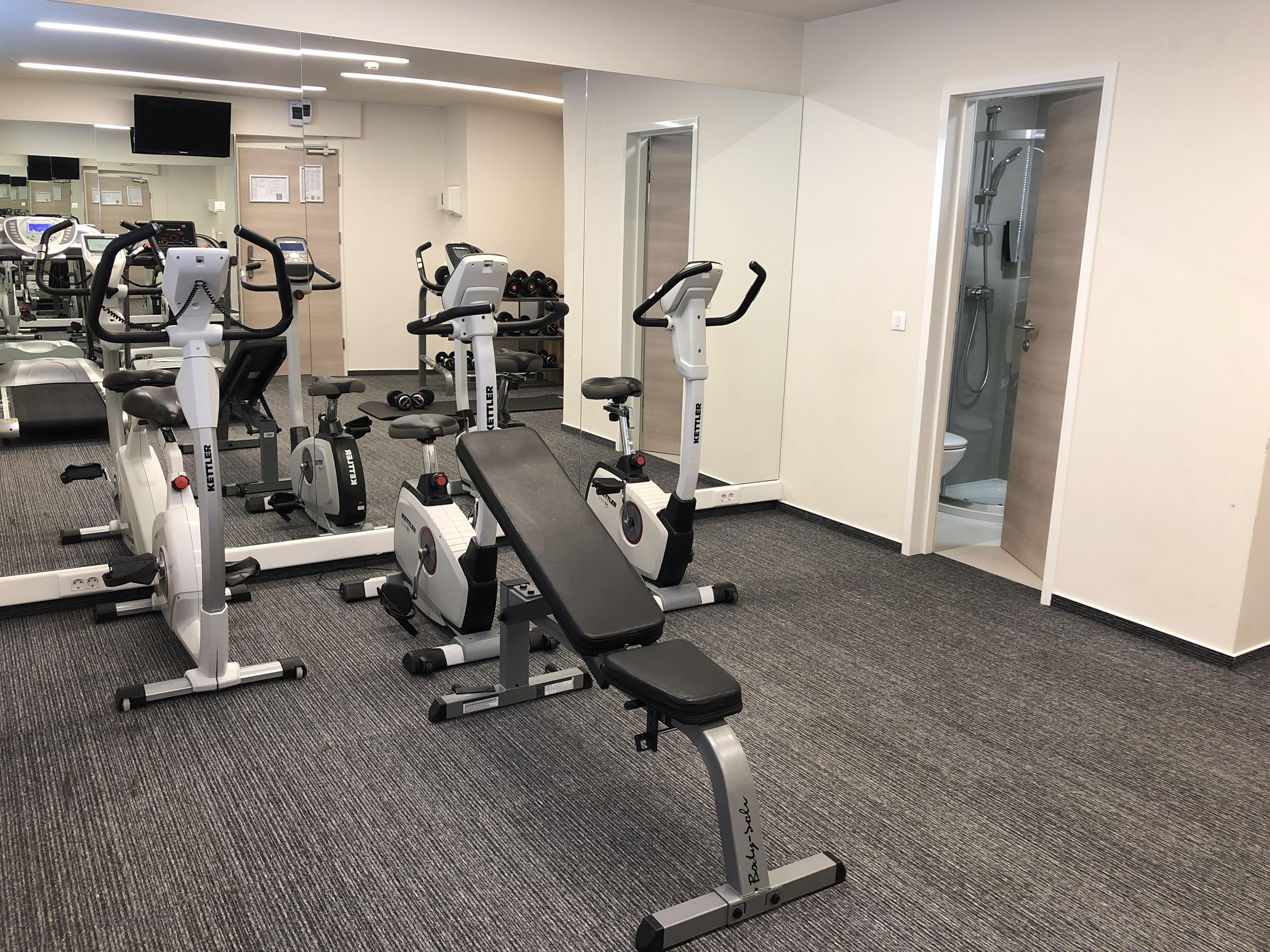 City Hotel Lubiana Esterno foto Kettlebell exercise bikes in a gym