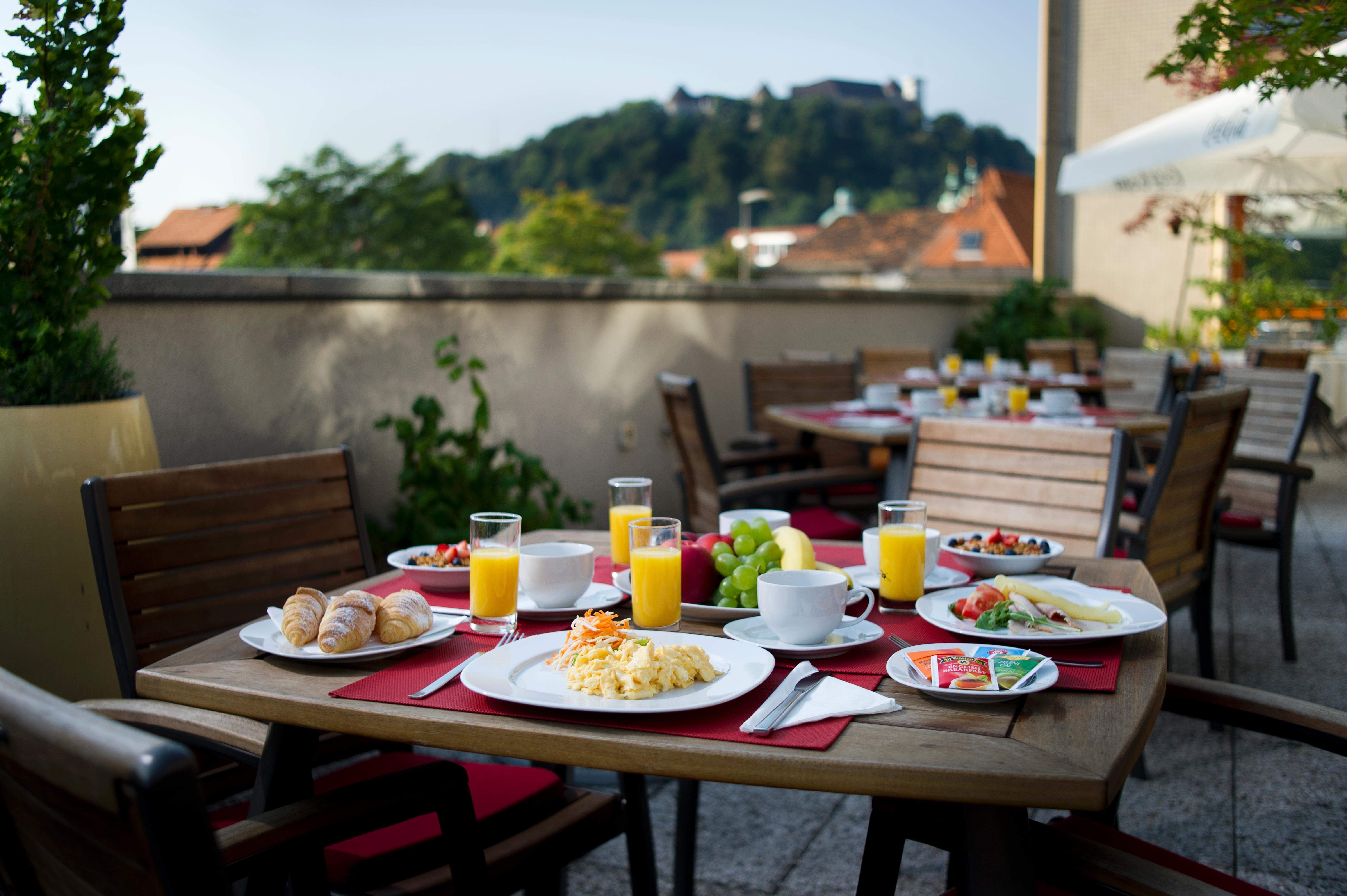 City Hotel Lubiana Esterno foto Breakfast at a hotel