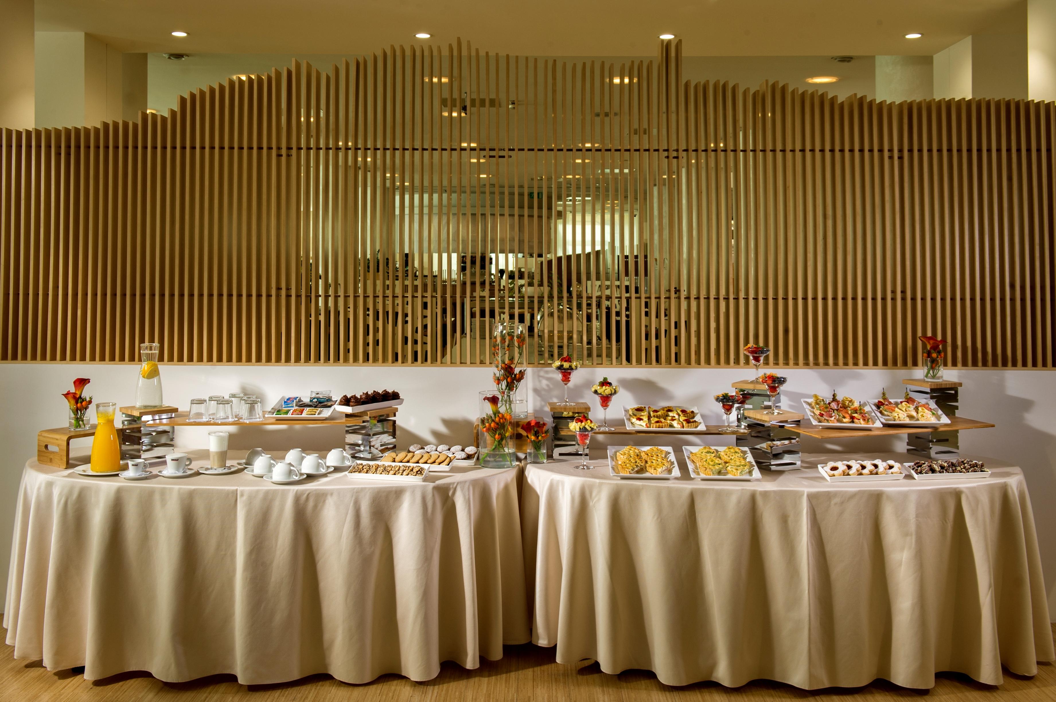 City Hotel Lubiana Esterno foto A buffet at a hotel