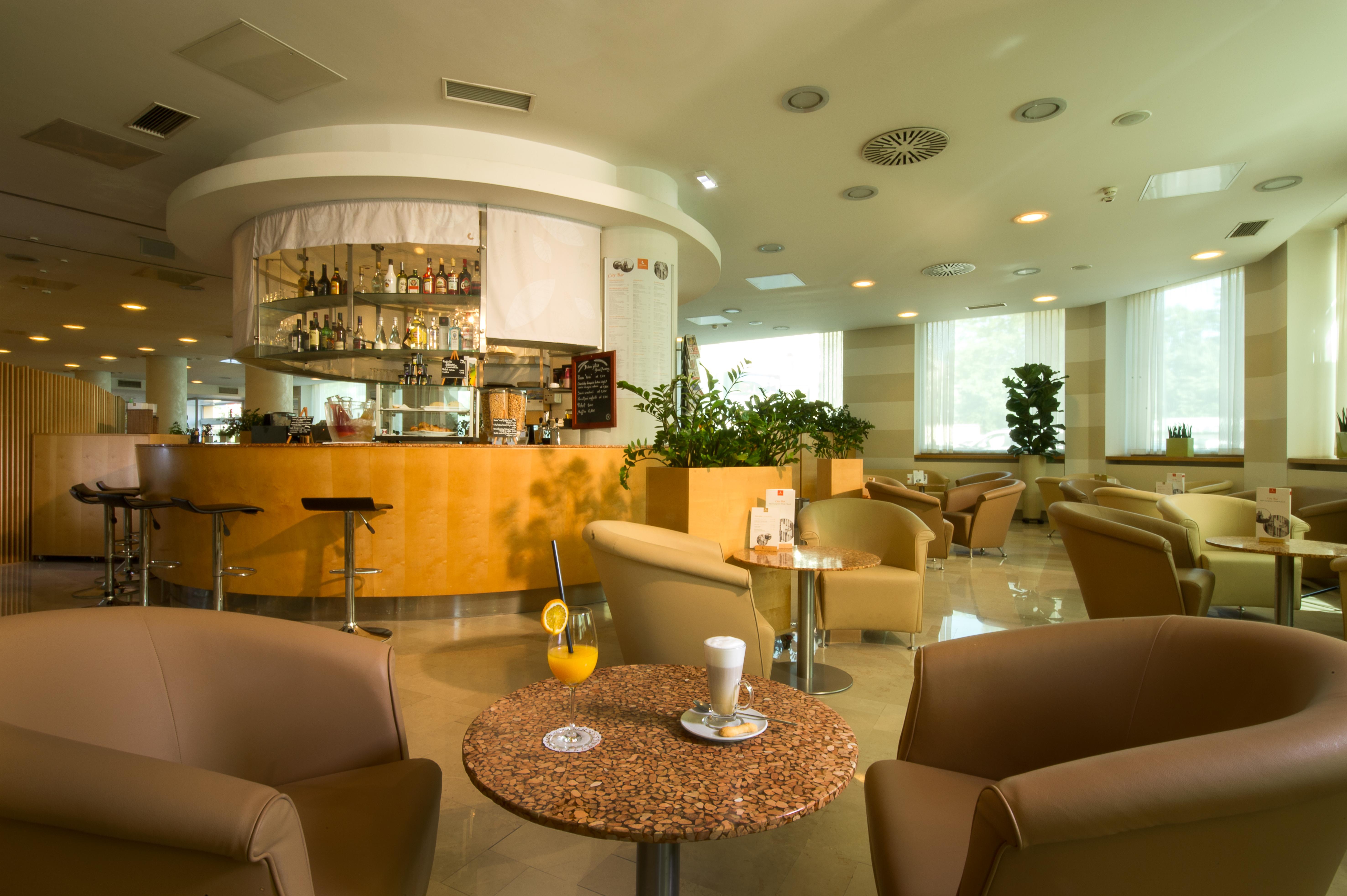 City Hotel Lubiana Esterno foto Interior of a hotel