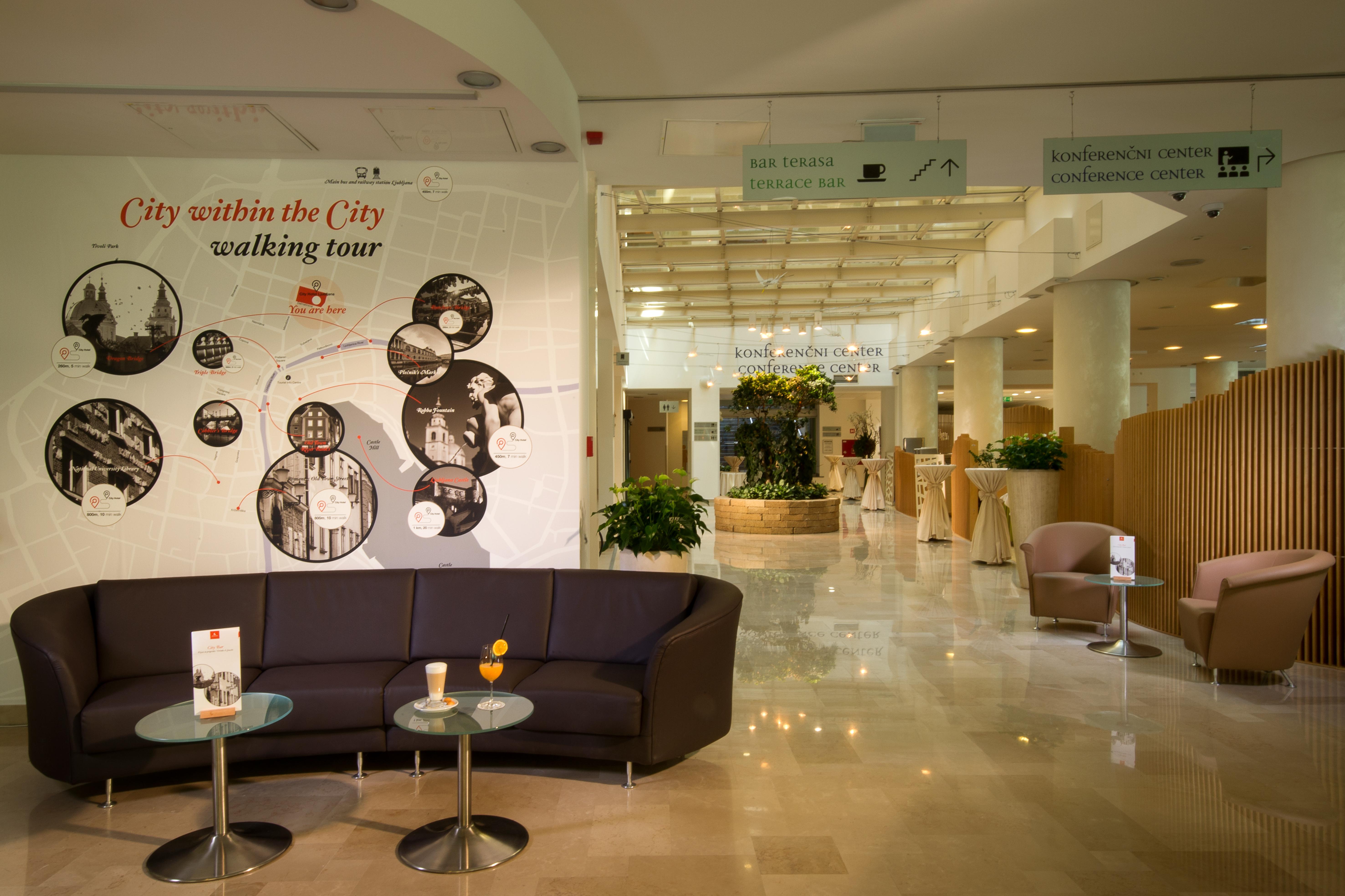 City Hotel Lubiana Esterno foto Reception area