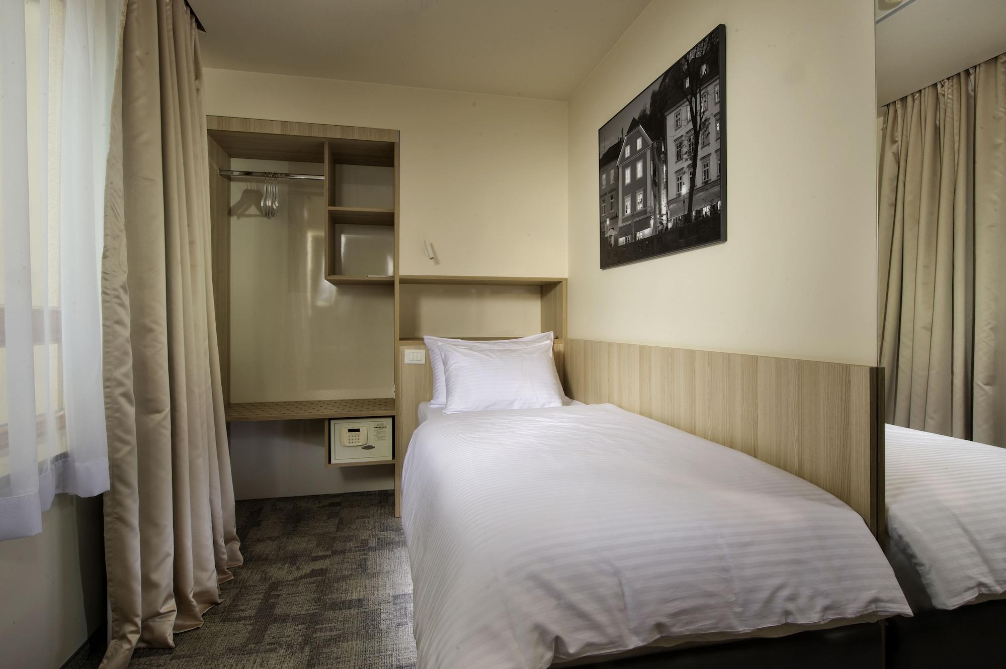 City Hotel Lubiana Esterno foto Room at the hotel