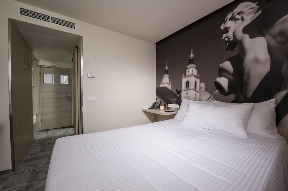 City Hotel Lubiana Esterno foto Room in the hotel
