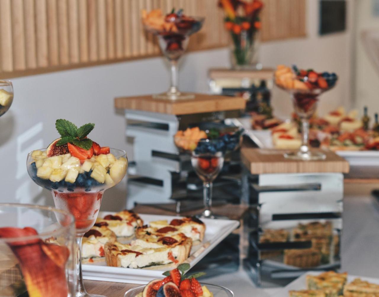 City Hotel Lubiana Esterno foto Buffet with food and drink